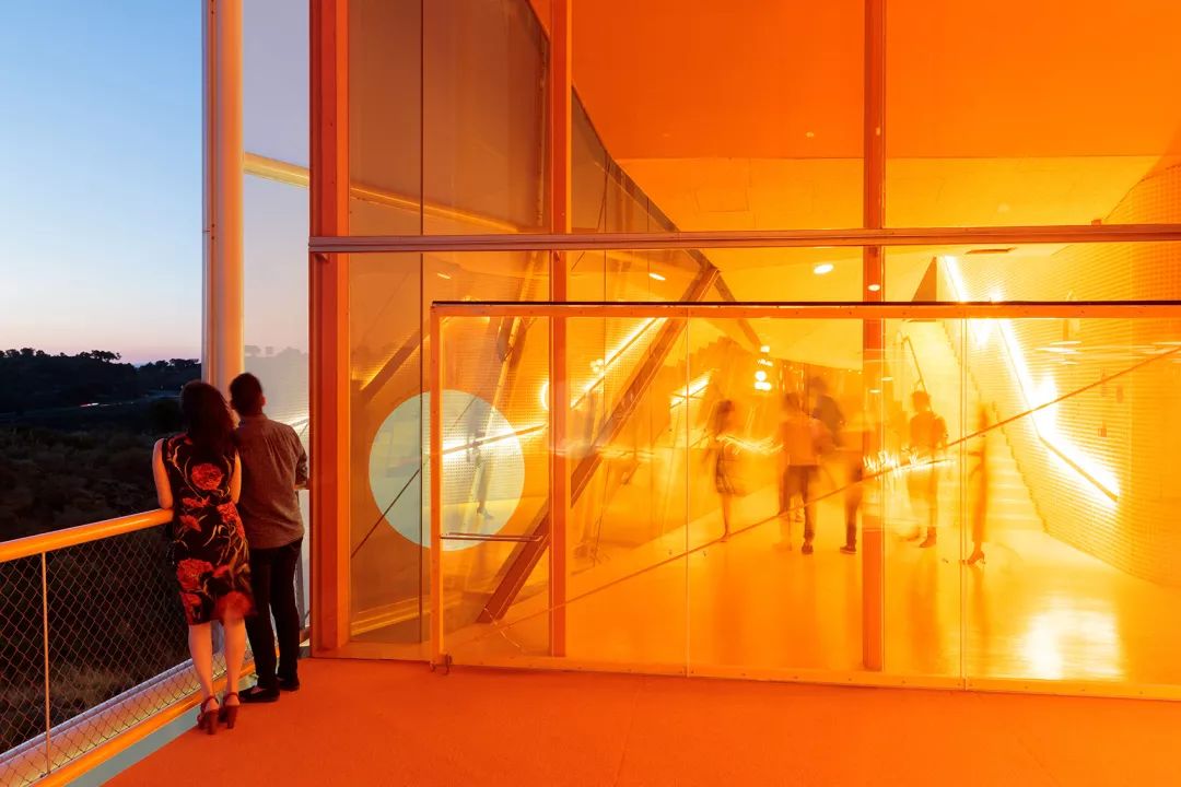 西班牙普拉森西亚礼堂 | 嵌入地下的橙色峡谷明灯-37