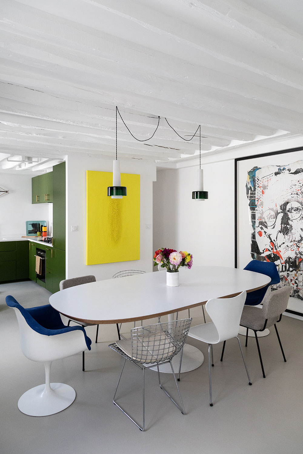 巴黎白色公寓 | 明亮装饰与绿色厨房的巧妙融合-5