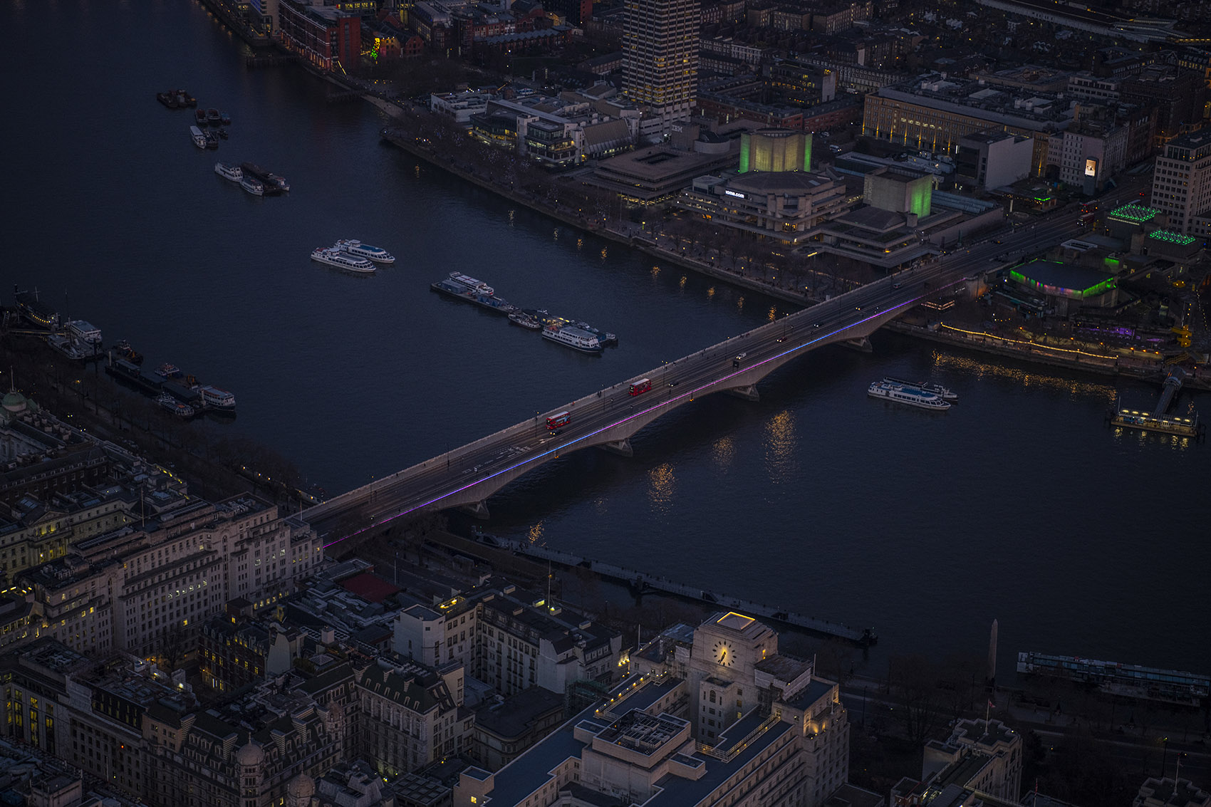 英国“光河”大型灯光装置丨英国伦敦丨Leo Villareal-36