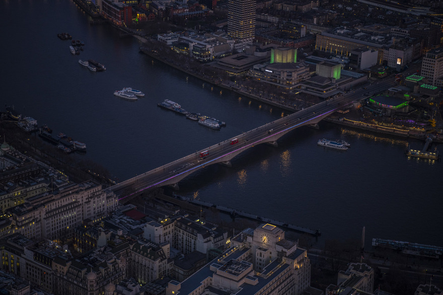 英国“光河”大型灯光装置丨英国伦敦丨Leo Villareal-36