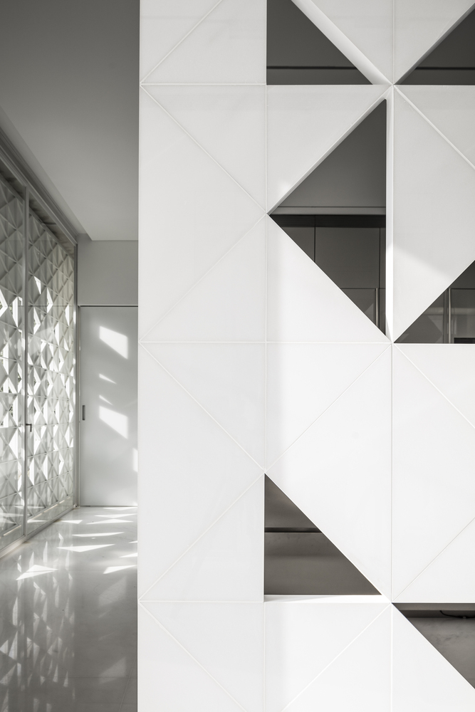 以色列城市中的白色铝制“盒子”-64