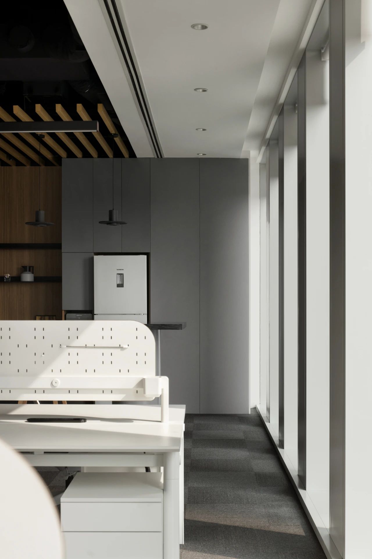 上海晶耀前滩黑白灰自由化办公空间丨中国上海丨内造设计室-17