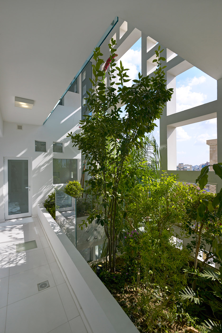 让·努维尔设计塞浦路斯植物塔楼,阳台与植物共舞-11