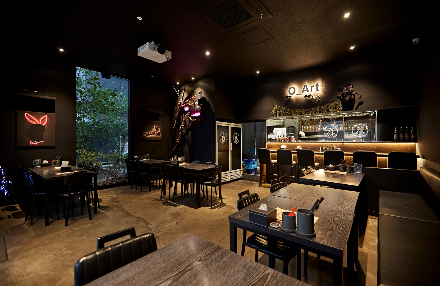 黑色乡村风格的 16 平米小酒馆设计-3