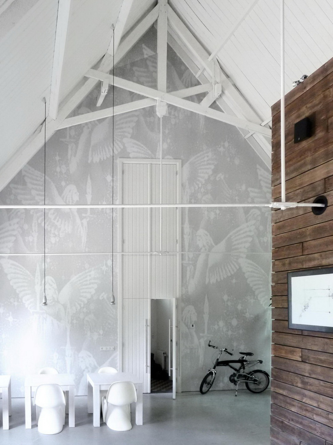 荷兰旧教堂变身的单层阁楼式小别墅-14