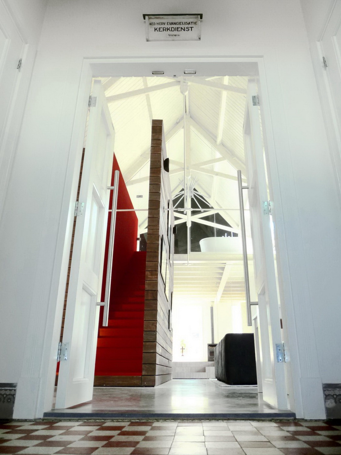 荷兰旧教堂变身的单层阁楼式小别墅-13