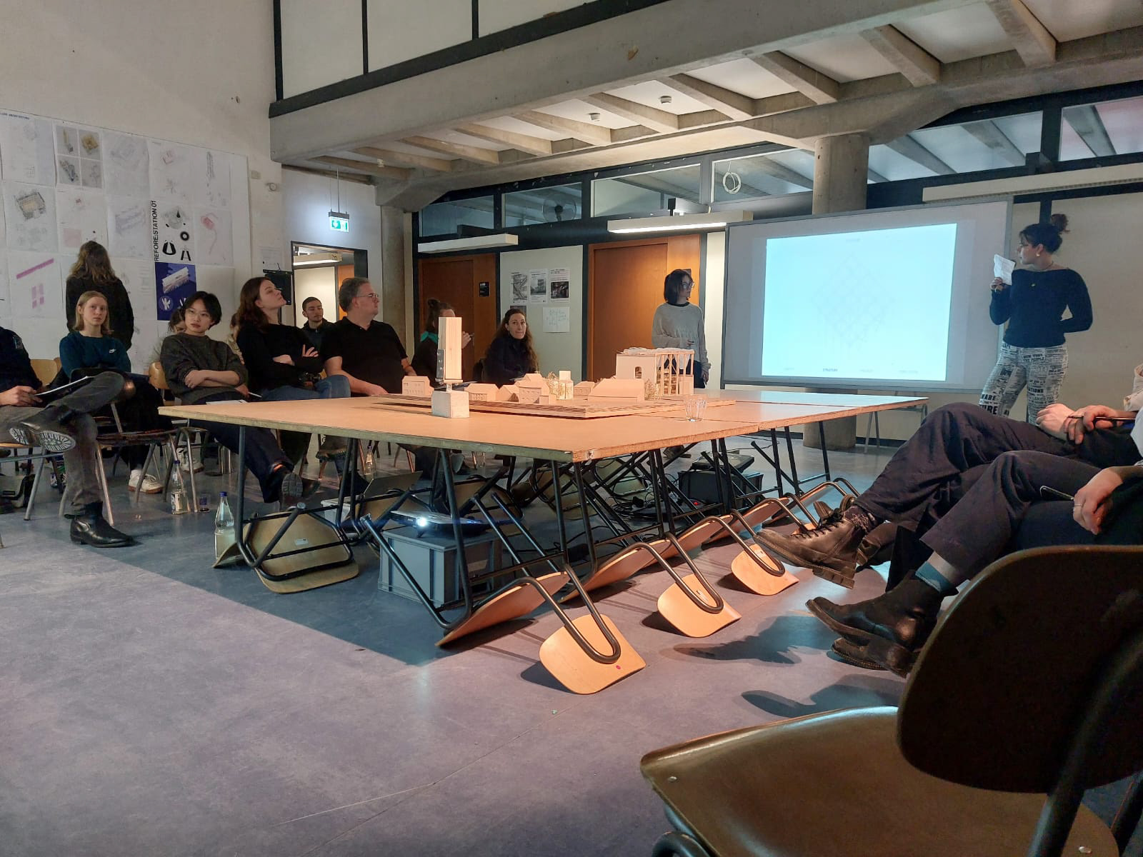 流体建筑；流动式建筑（注：两个翻译在不同语境下都较合适，若仅选一个最常见的，可优先选流体建筑 ） 丨3名学生团队-102