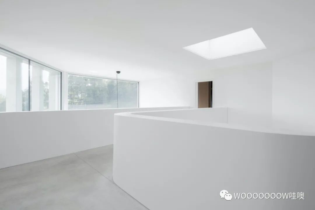 混凝土别墅 | 人居住的墙与弯曲楼梯的创意设计-5