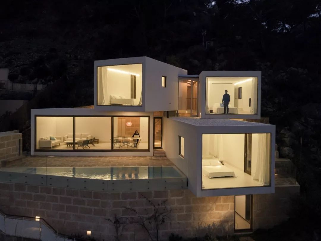 西班牙马略卡岛岩石山坡上的现代方盒子住宅-37