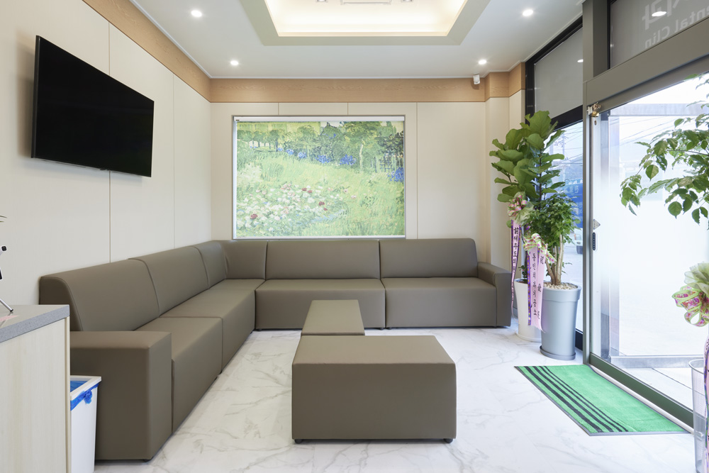 白色与木质，打造温馨的 57 平米牙科诊所-5