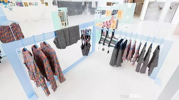 由不同颜色的塑料打造ESPRIT弹出店-2