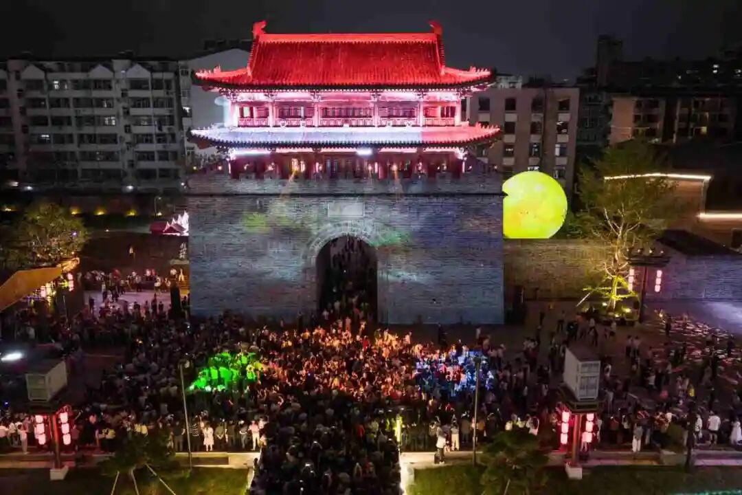 媒体聚焦|央视新闻点赞！中南建院“投建营”一体化项目——随州草甸子街国庆火爆出圈!-8