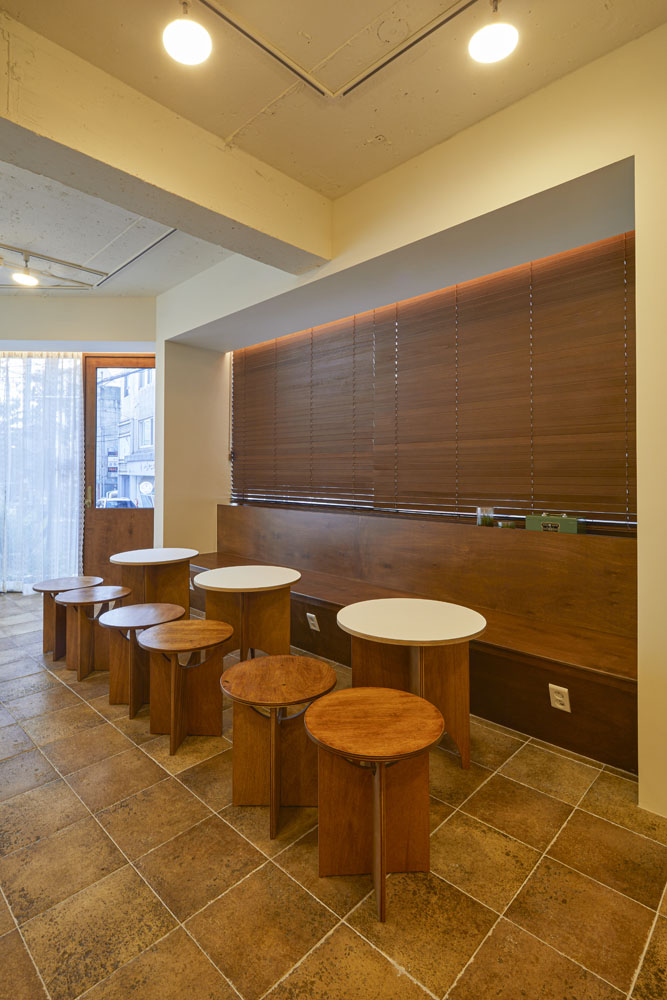 21 平米咖啡店，白色与木纹的温馨空间-10