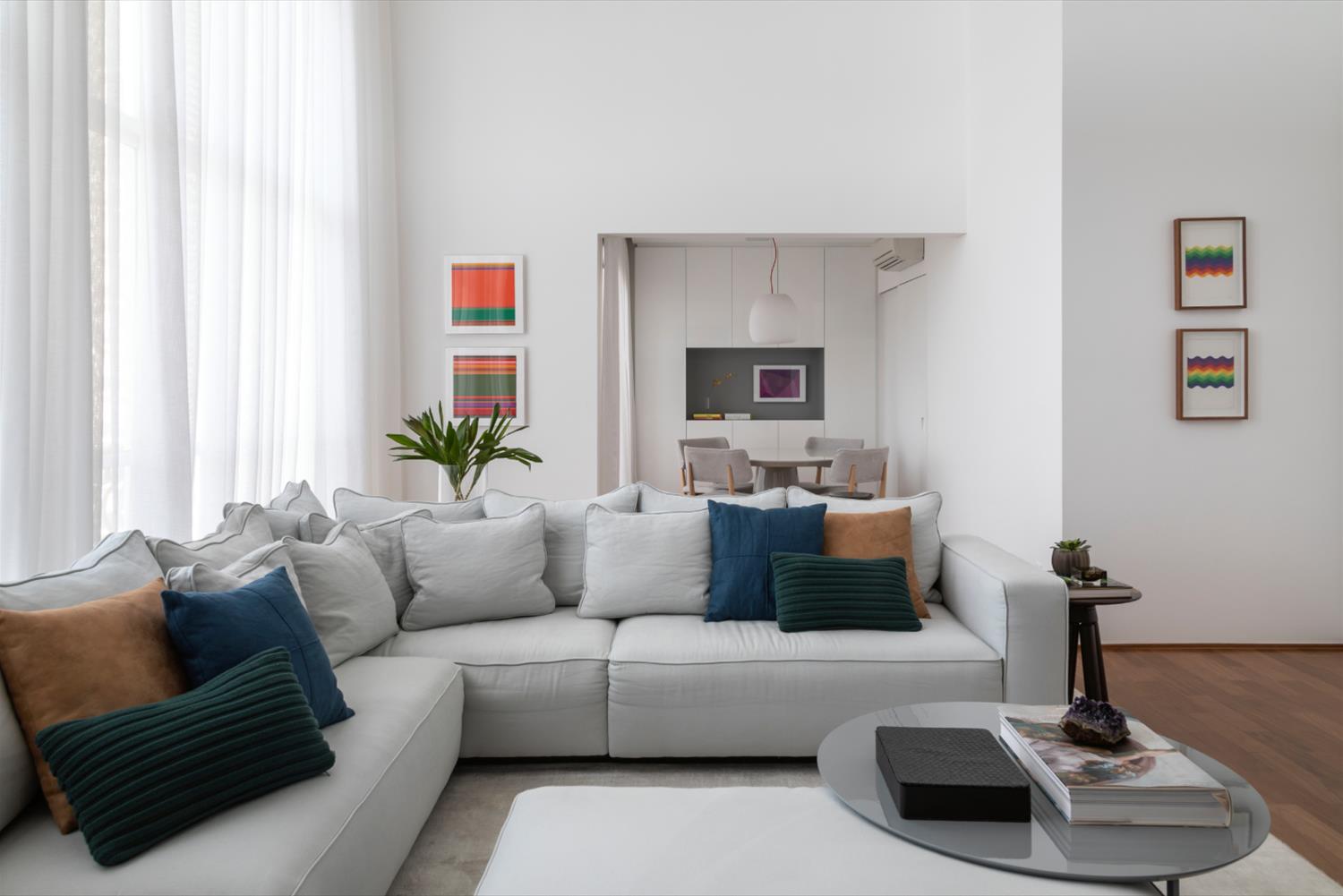 巴西 SP 住宅 | 金属折叠楼梯设计，双层高客厅与泳池完美融合-3