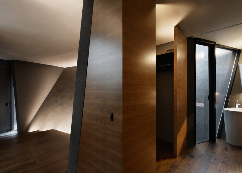 东京“黑棺材”住宅,封闭外表下的明亮空间-23