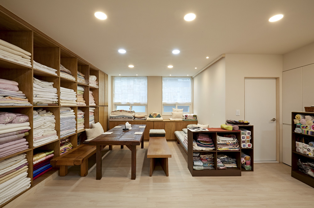 温馨宜人，专业打造——首尔“이원”羽绒被品牌店室内设计-8