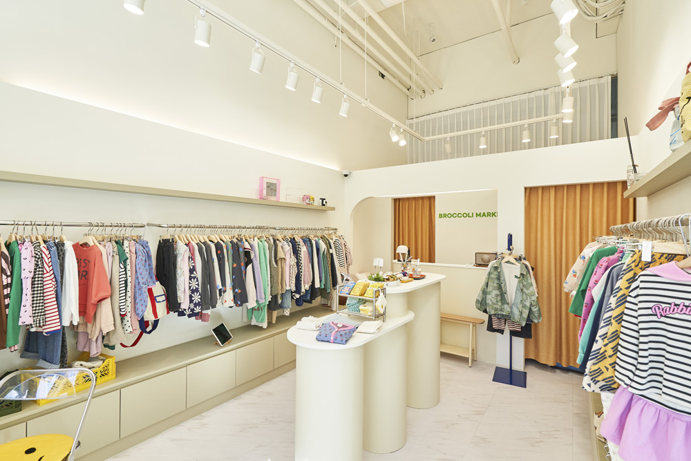 白色与木质的极简服饰店设计-4