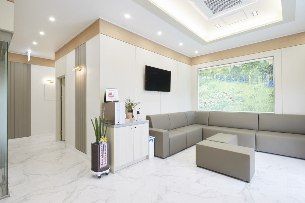 白色与木质，打造温馨的 57 平米牙科诊所-4