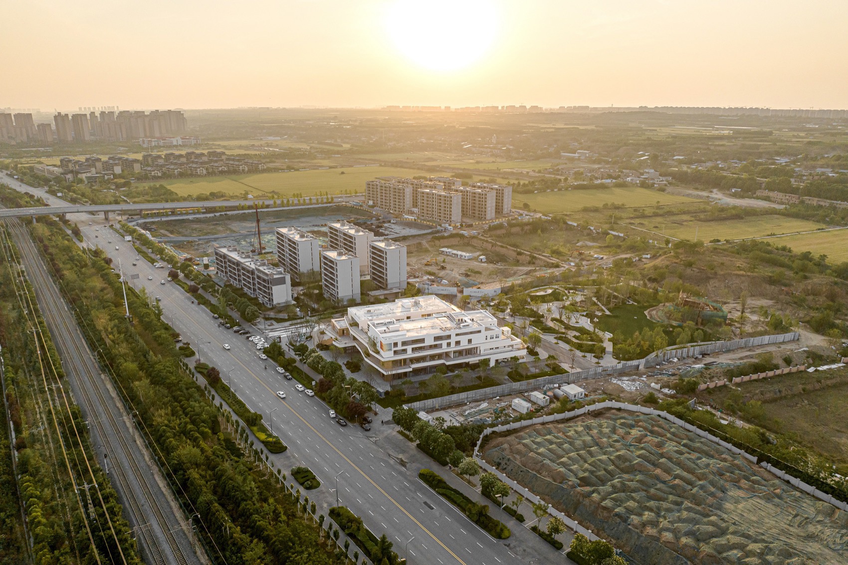 西安万科理想城北区小镇中心·池岛丨中国西安丨成都九十建筑设计有限公司-3