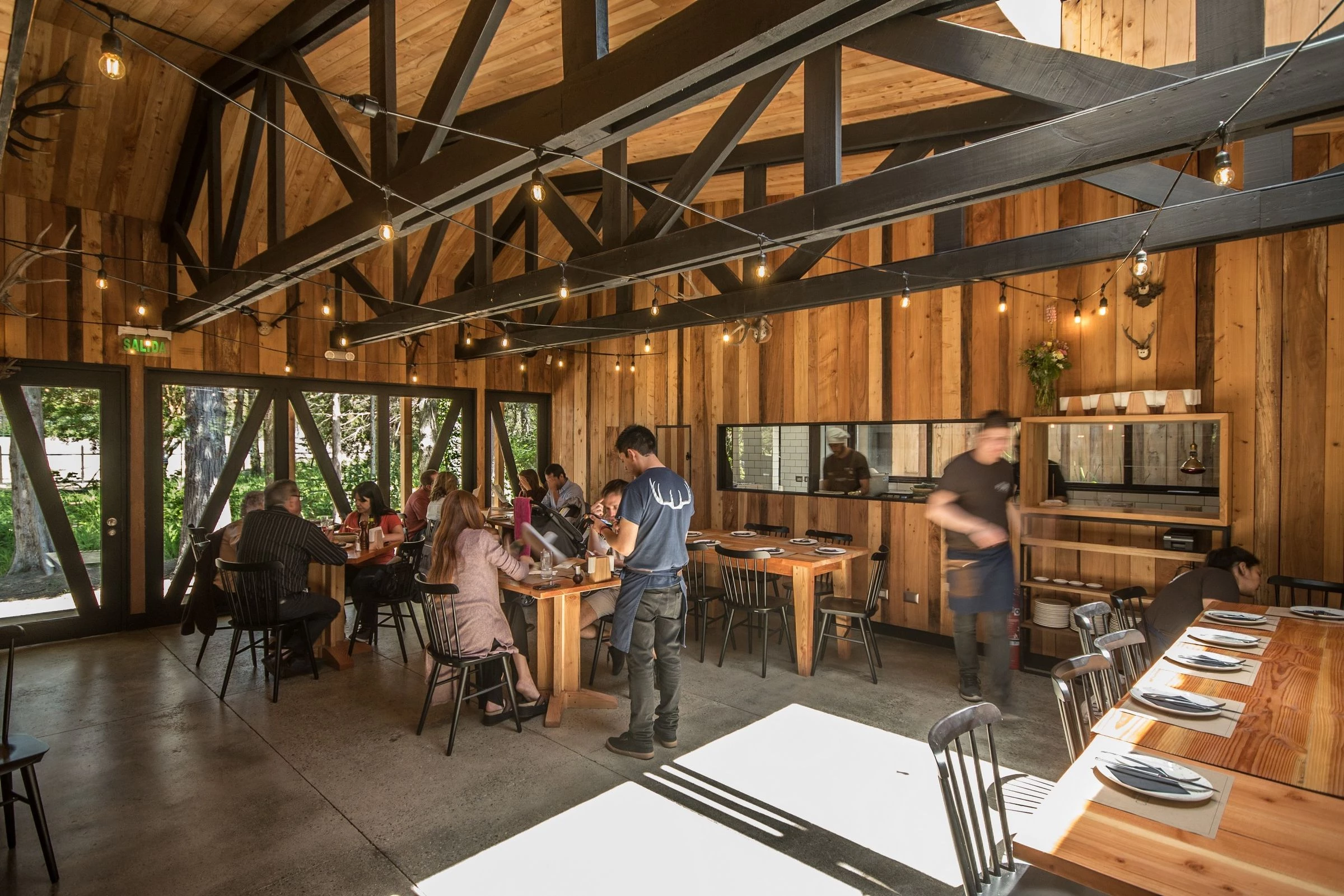 智利湖畔森林中的舒适用餐空间-35