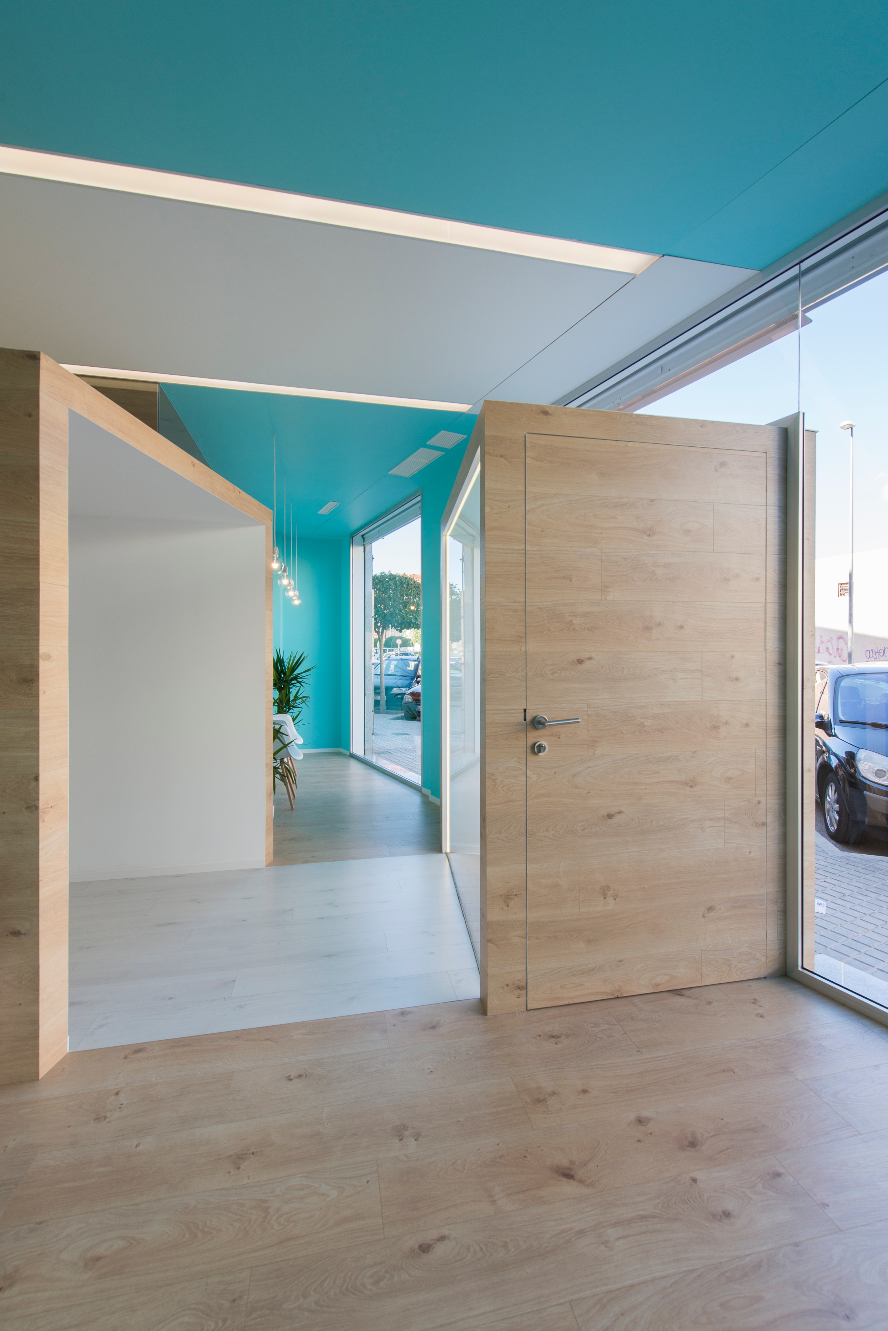 西班牙 Aitor Mira 诊所 | 自然光与木质调的舒适疗法空间-26