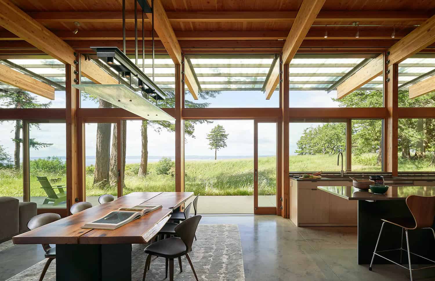 An intimate retreat tucked into a forest overlooks serene Puget Sound-2