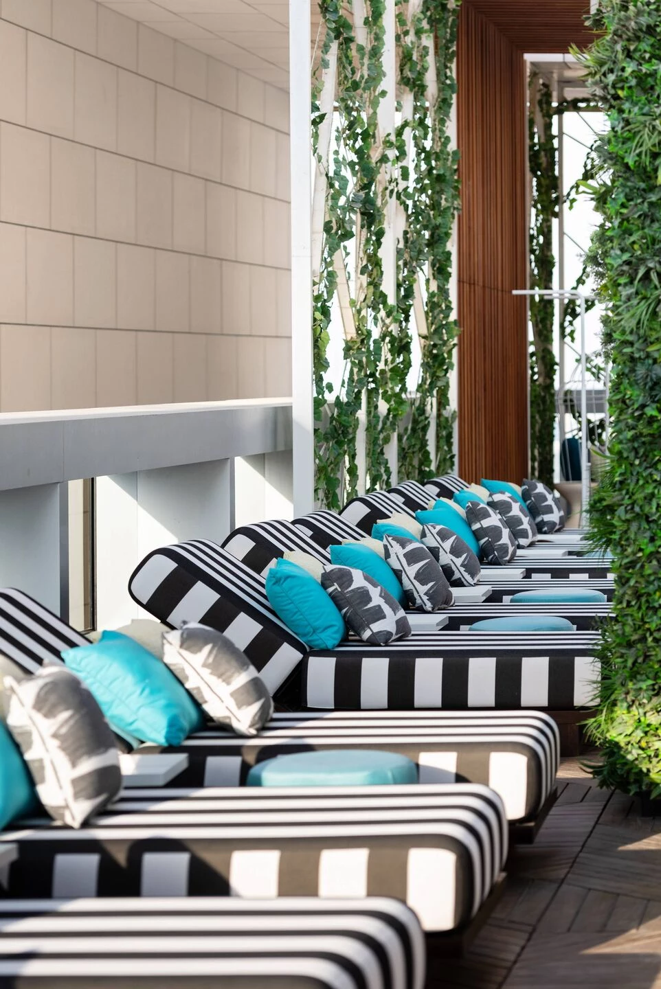 迪拜 Waldorf Astoria 酒店 St. Trop 池畔餐厅设计-25