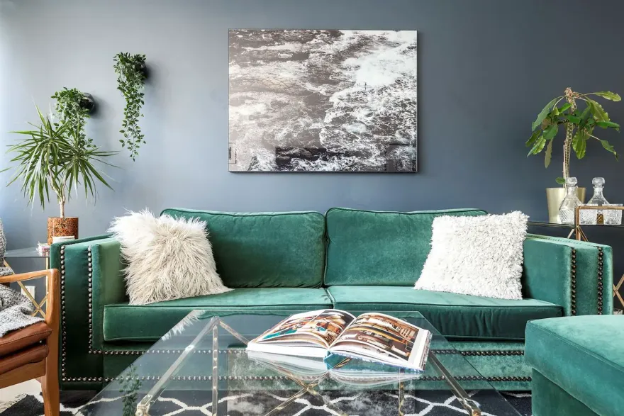 60 年代瑞典公寓里的深色 velvet sofa 和 Scandinavian 设计-2