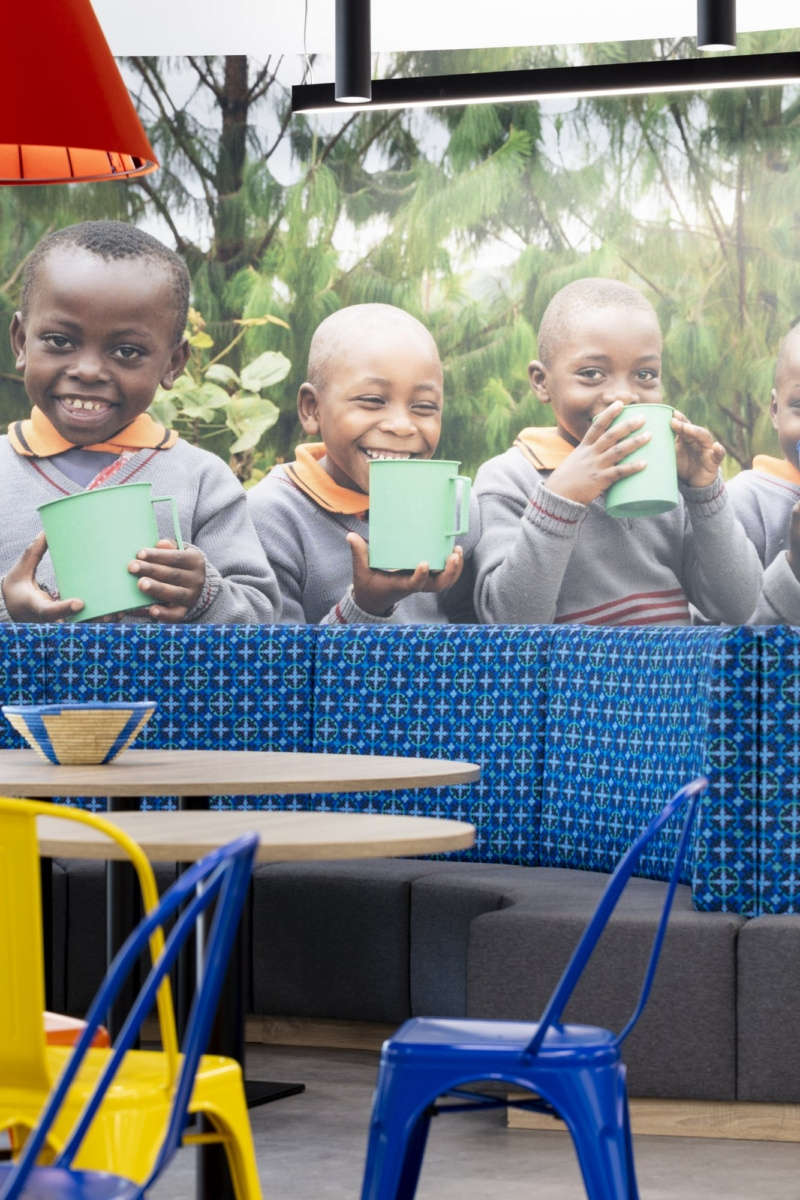 英慈善机构“释放儿童贫困”的彩色活力办公空间-14