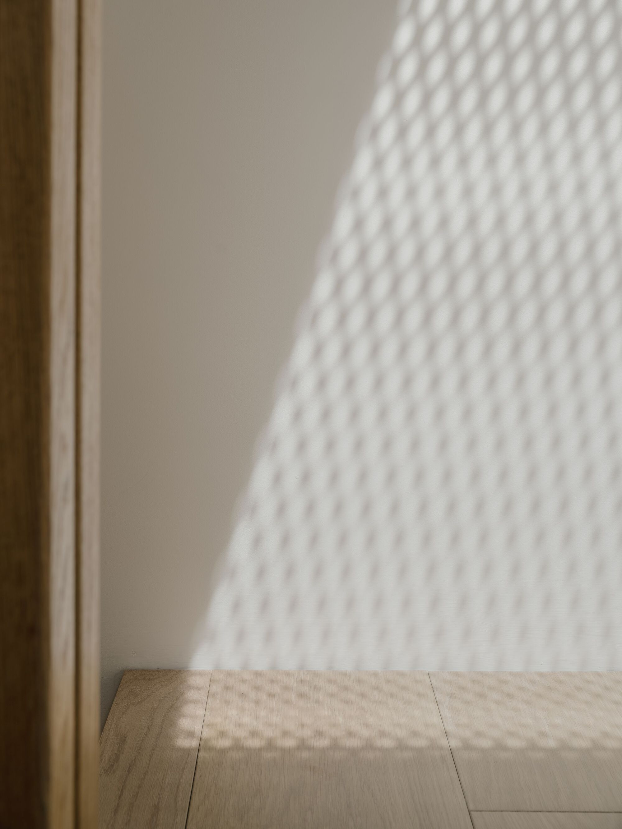 光隙间洒下光影的家庭住宅（注：komorebi是日语外来词，指从树叶缝隙间洒下的阳光） 丨英国伦敦丨ConForm Architects-64