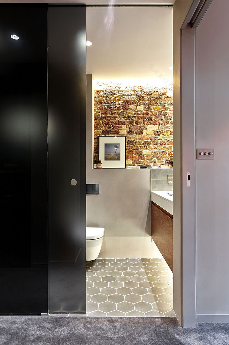 伦敦工业建筑中的时尚阁楼公寓-13