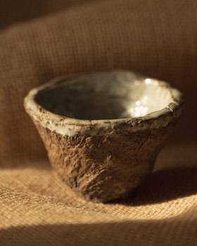 土杯；陶杯（注：earth常见有泥土、土地等意，earth cups可理解为用泥土制作的杯子，意译为土杯、陶杯 ） 丨yevhenii avramenko