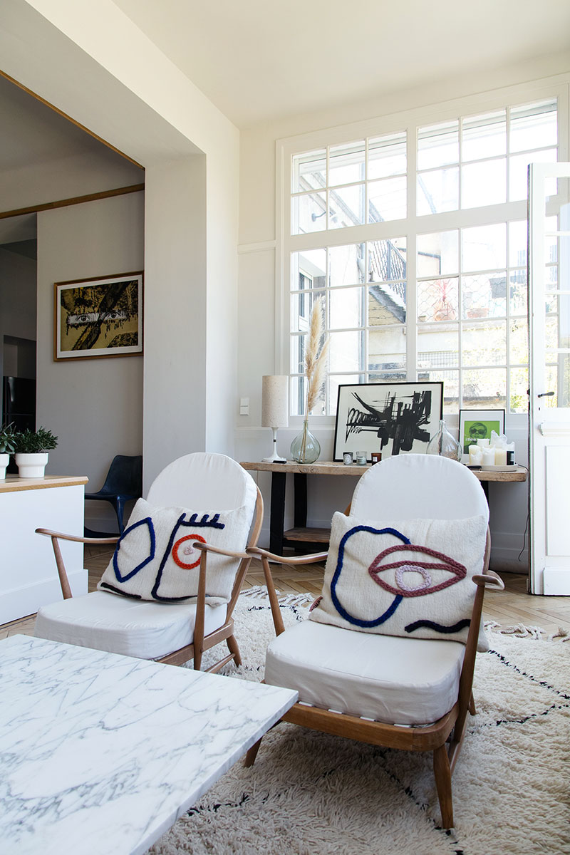 波尔多一个富有创意的家庭带有古典风格装饰的深色调公寓-11