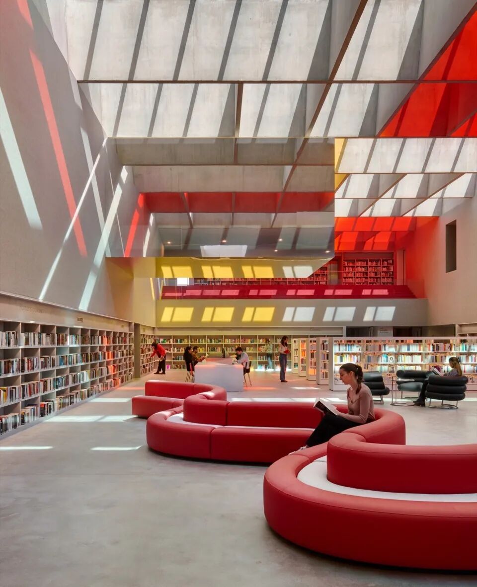 “LaBoussole”文化与旅游中心：彩色光影-44