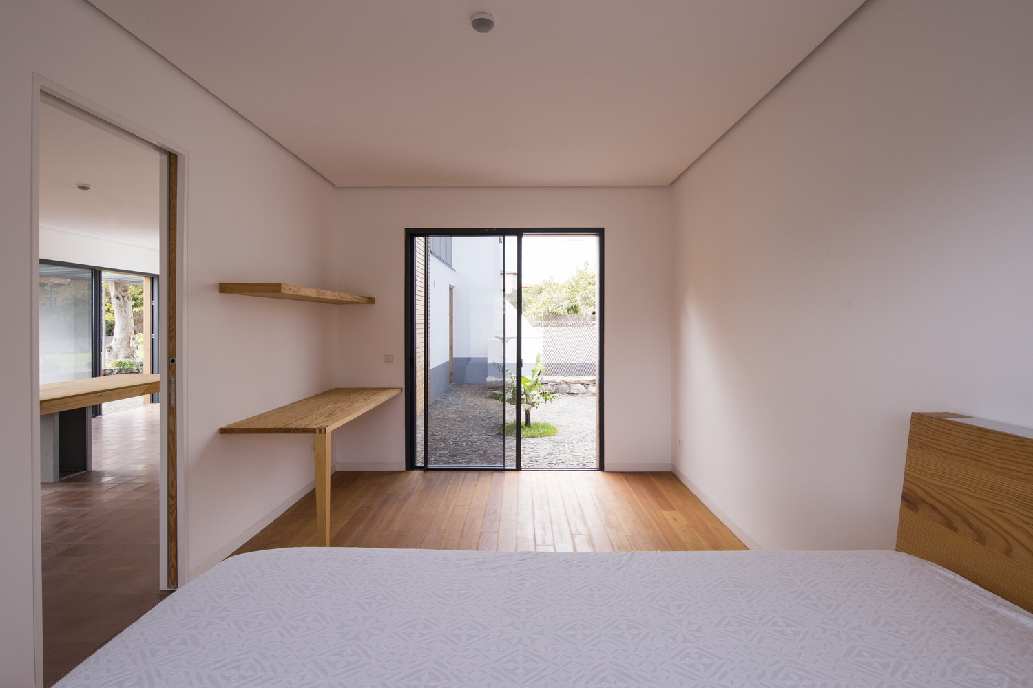 葡萄牙马德拉岛乡村景观中的典型马德兰房屋翻新与扩建-45