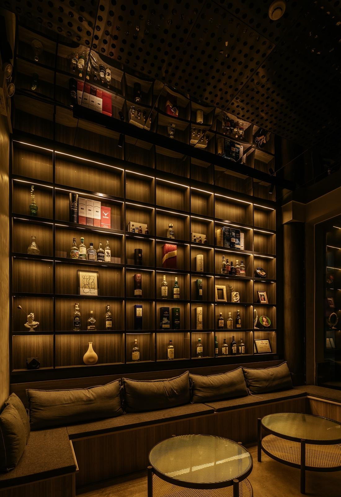 神秘感十足的酒吧设计-31