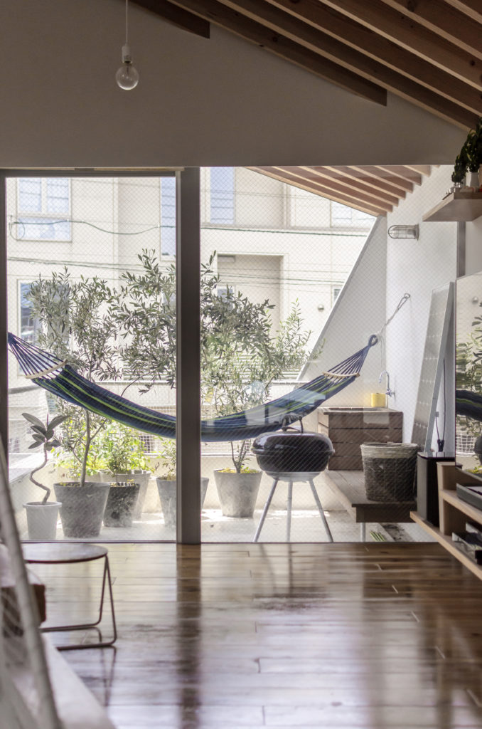 対角線上にゆるやかな階段が通る家 ５匹の犬たちとともに伸びやか、おおらかに暮らす | Architecture | 100%LiFE-12