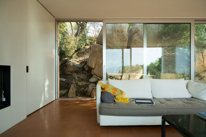 瑞士岩石景观中的移动墙体住宅-8