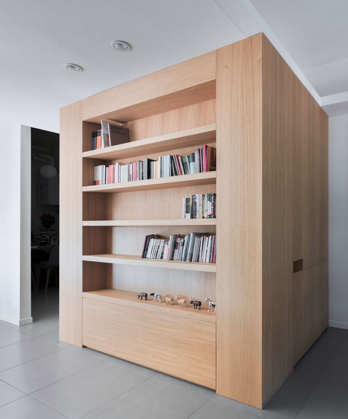 意大利 90 年代公寓转型之作，中岛家具成空间主角-13