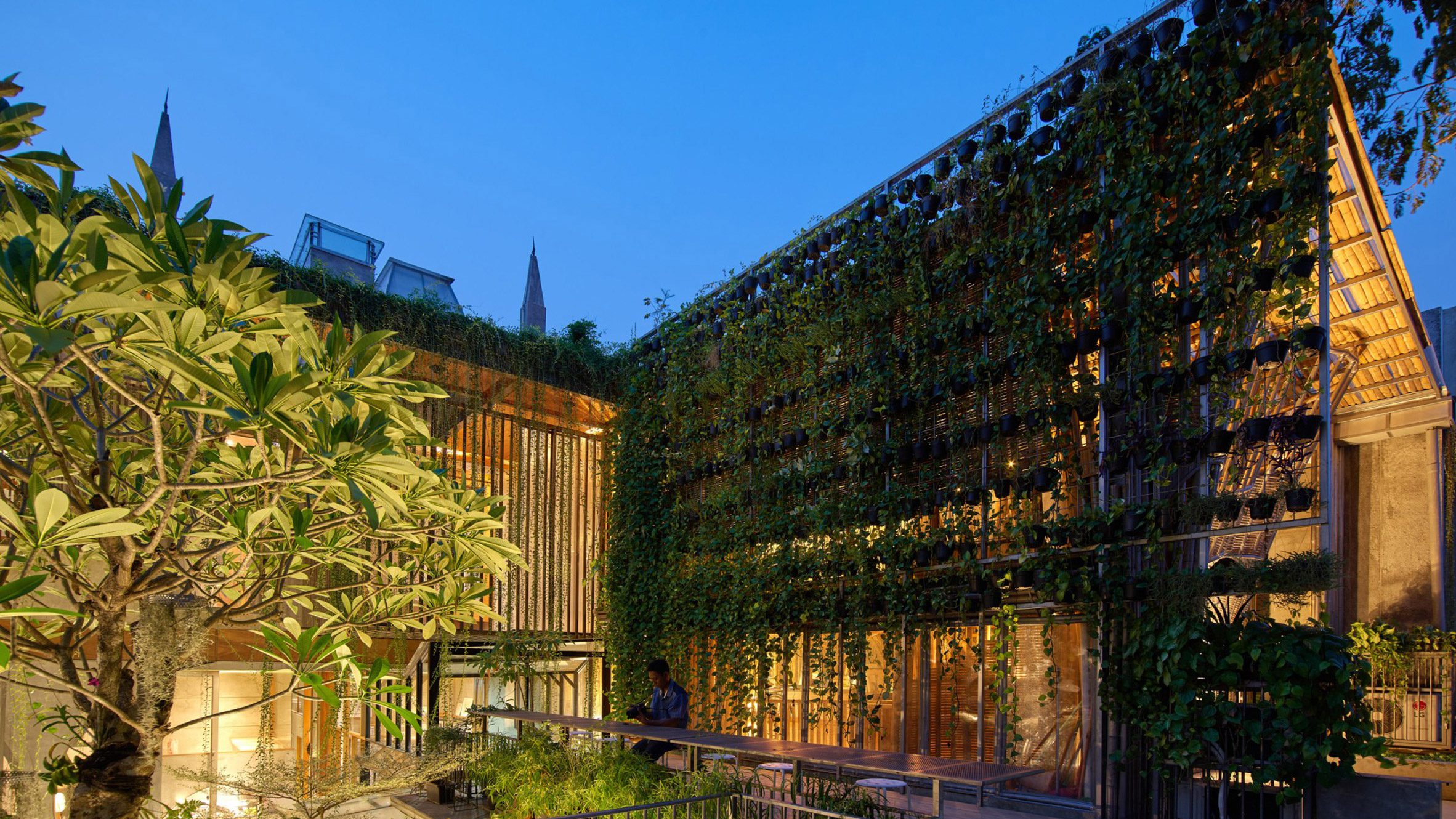 印尼 RAW 建筑工作室 | 竹子构建的环保创意空间-0