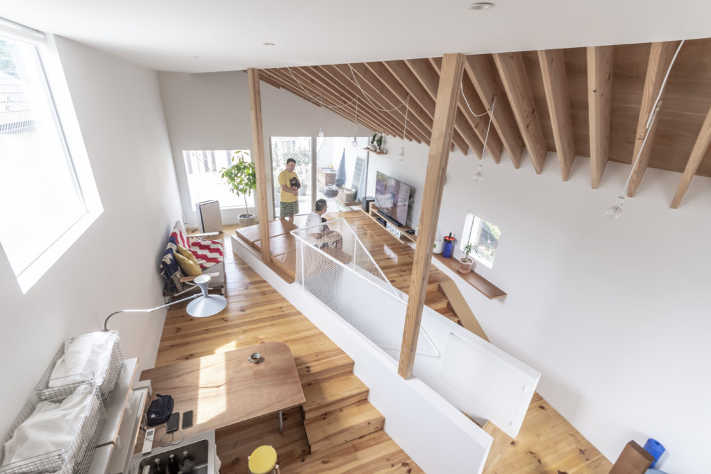 対角線上にゆるやかな階段が通る家 ５匹の犬たちとともに伸びやか、おおらかに暮らす | Architecture | 100%LiFE-0