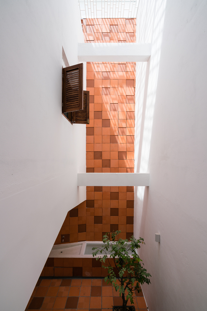 ZAKK ANDS HOUSE 透明金属边界与自然光影的完美融合-34