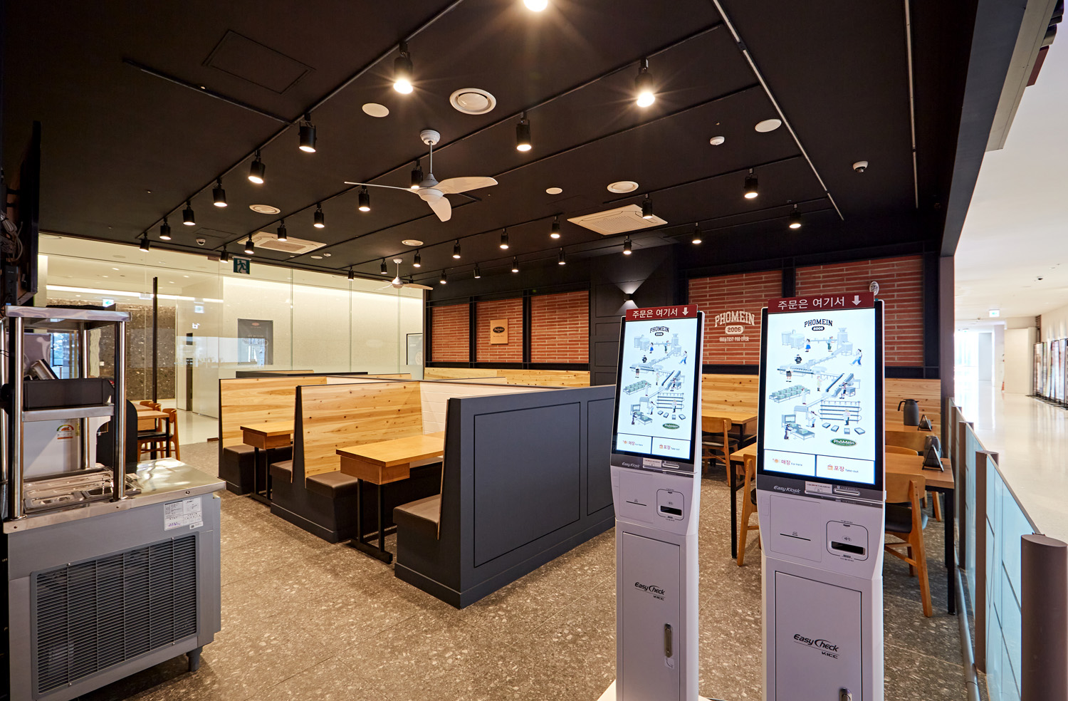 15 平米极简卧室 | 红色主题的精致设计-5