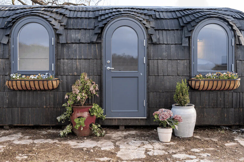 纽约上州“霍比特小屋” | 英式田园与复古 Airstream 的完美融合-13