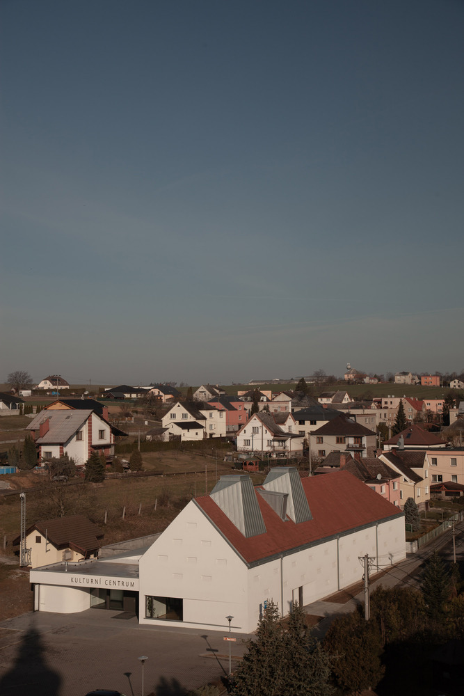 捷克 Píšť信息文化中心 · 白色几何建筑的公共空间创新-35