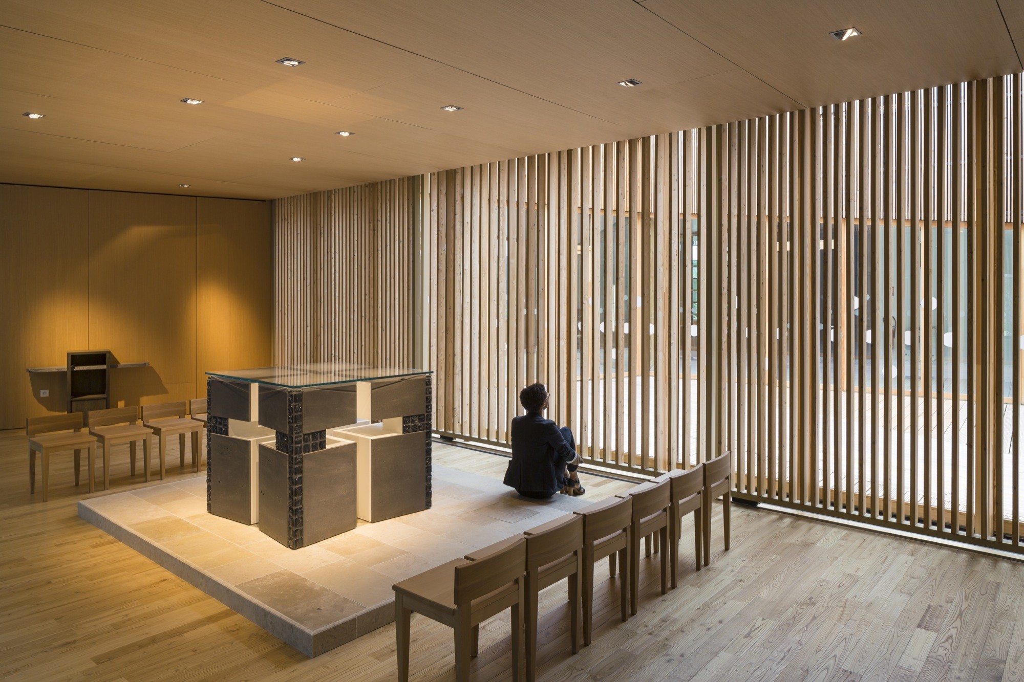 折叠 zinc 外壳中的宁静圣所——法国 Ensemble Pastoral Catholique 教堂设计-46