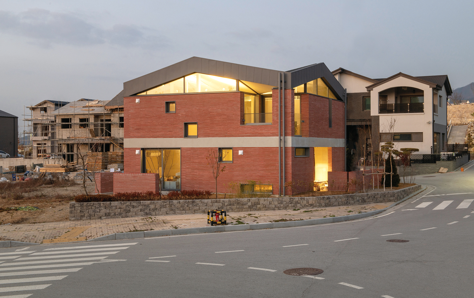 折纸式蝶形屋顶住宅-10