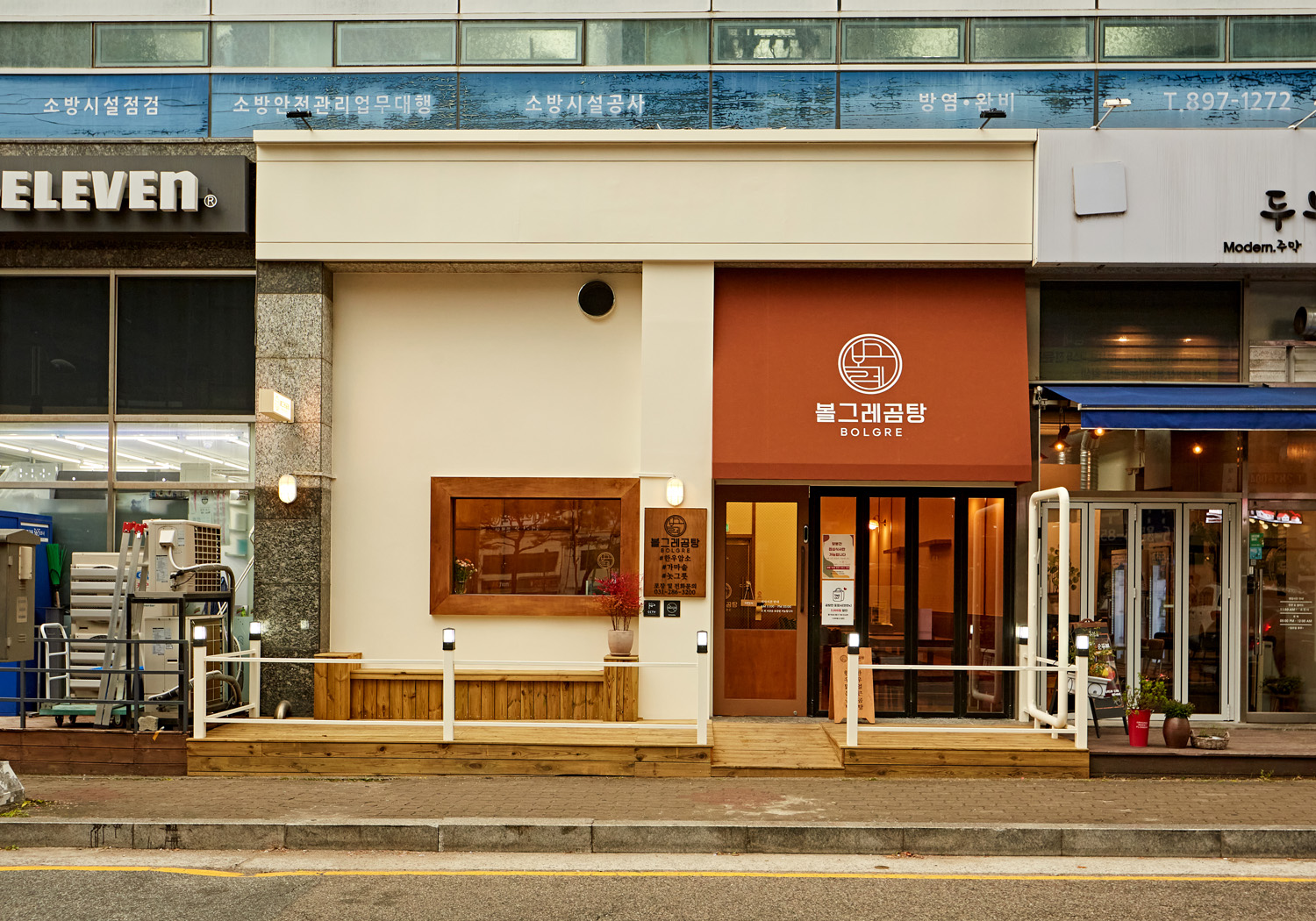 白色与木色交融的极简主义 20 平米小屋设计-2