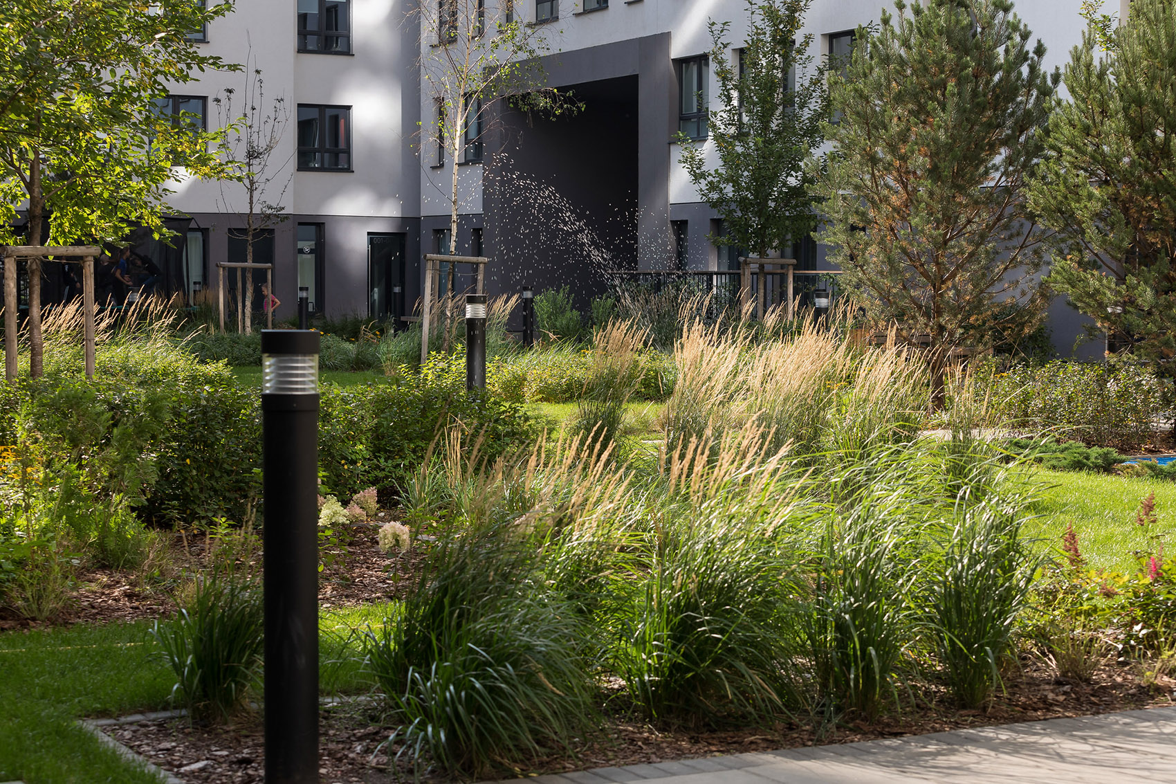 俄罗斯住宅区的雨水花园丨Brusnika-34