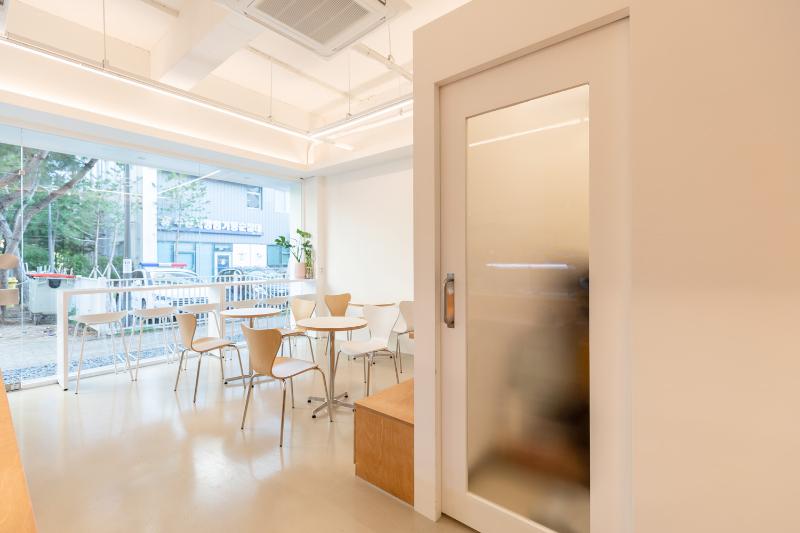 17 坪极简风烘焙咖啡厅设计-9